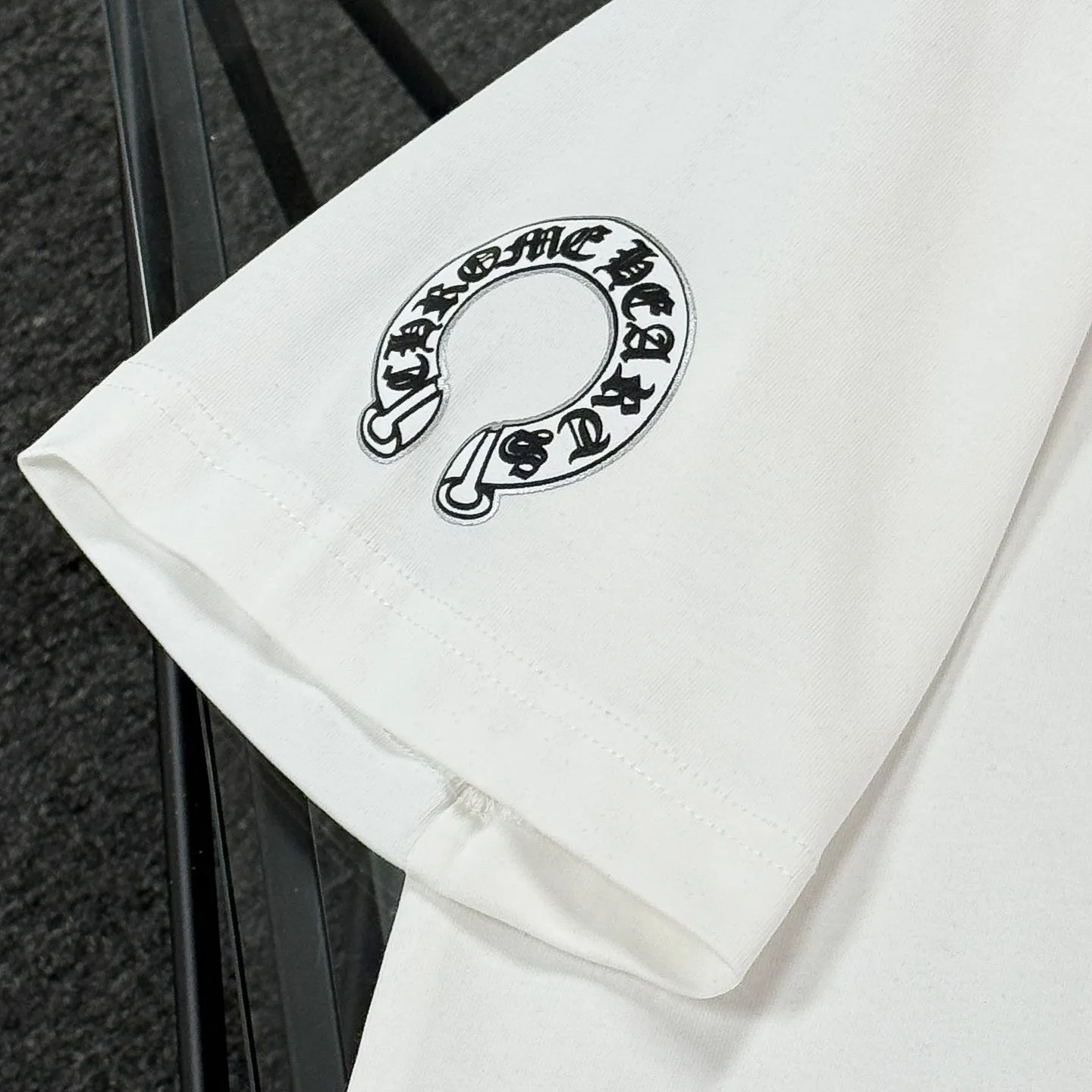 P180 Chrome Hearts 25 high-end versions. The fabric is made of 300 grams of high-density cotton. It does not deform or shrink. It has three labels. It is the same style for men and women. Technology: suede foaming + digital silver printing. Color: white, black. SIZE: S-XL.